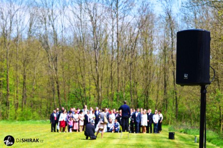 Skupinové focení po obřadu s podporou decentního hudebního podkresu